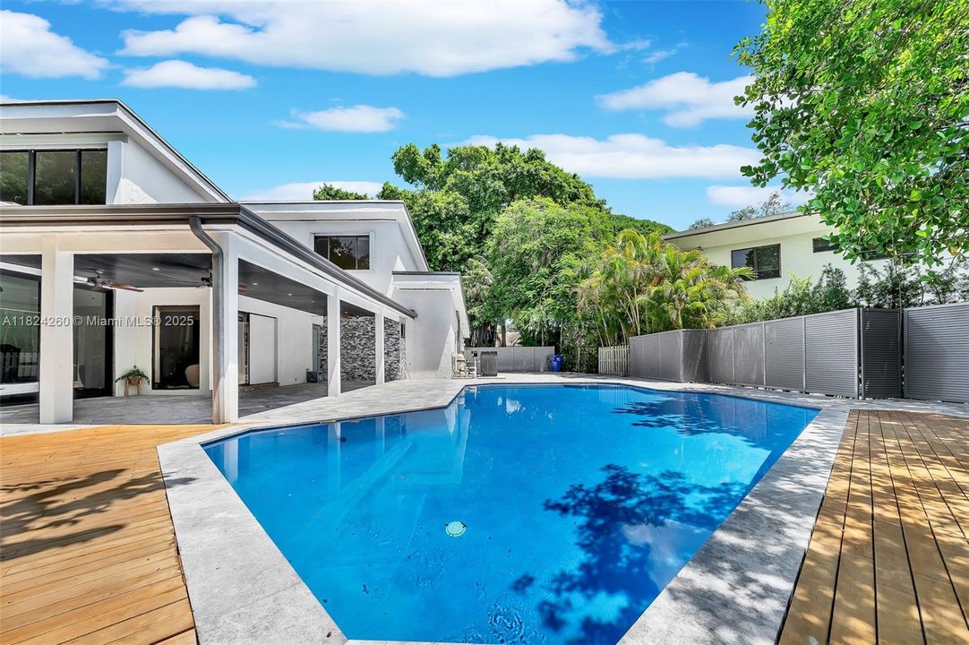 Vendido Recientemente: $3,600,000 (7 camas, 5 baños, 4755 Pies cuadrados)