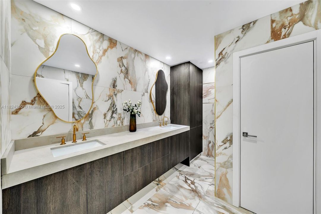 Vendido Recientemente: $3,600,000 (7 camas, 5 baños, 4755 Pies cuadrados)