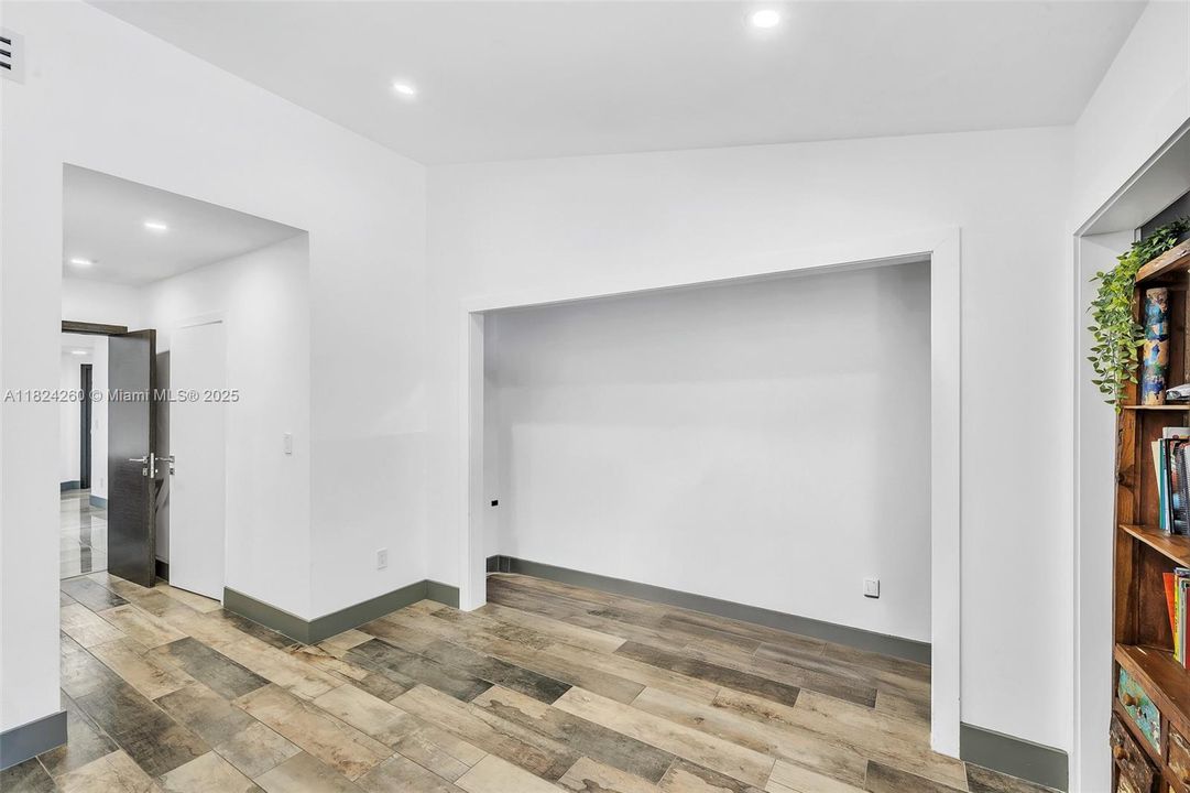 Vendido Recientemente: $3,600,000 (7 camas, 5 baños, 4755 Pies cuadrados)