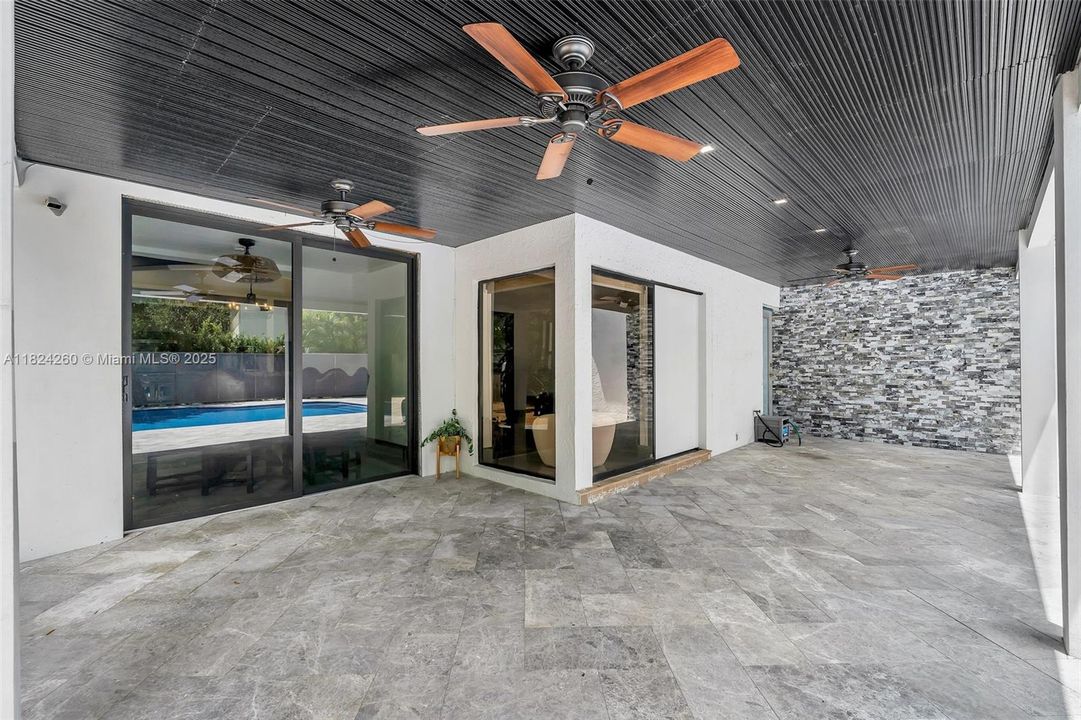 Vendido Recientemente: $3,600,000 (7 camas, 5 baños, 4755 Pies cuadrados)