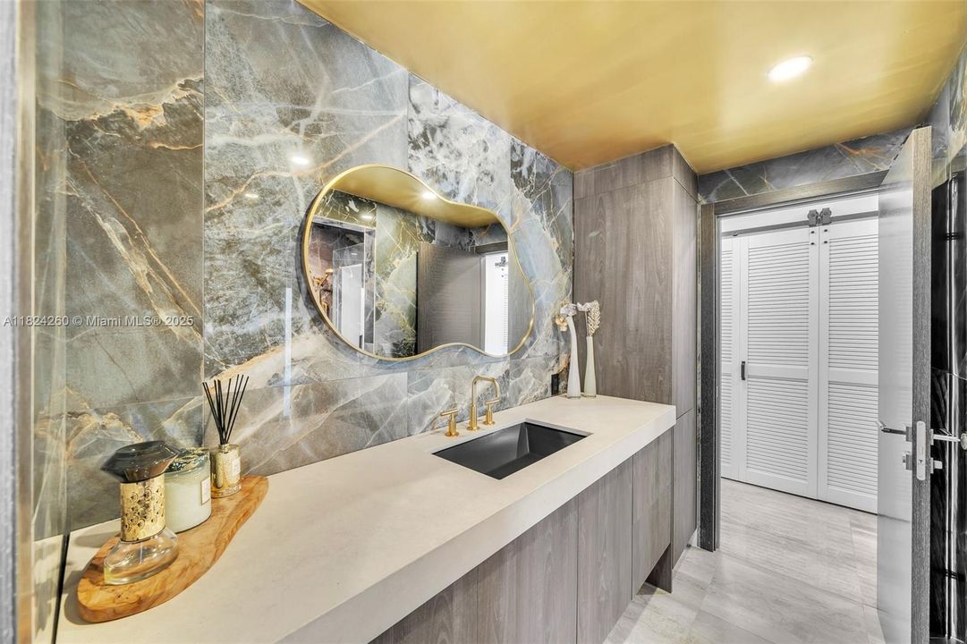 Vendido Recientemente: $3,600,000 (7 camas, 5 baños, 4755 Pies cuadrados)