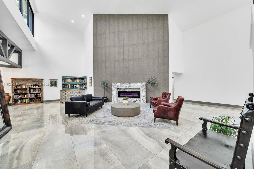 Vendido Recientemente: $3,600,000 (7 camas, 5 baños, 4755 Pies cuadrados)