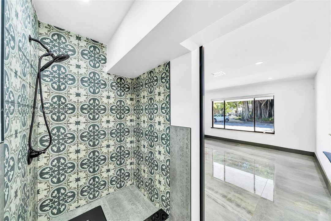 Vendido Recientemente: $3,600,000 (7 camas, 5 baños, 4755 Pies cuadrados)