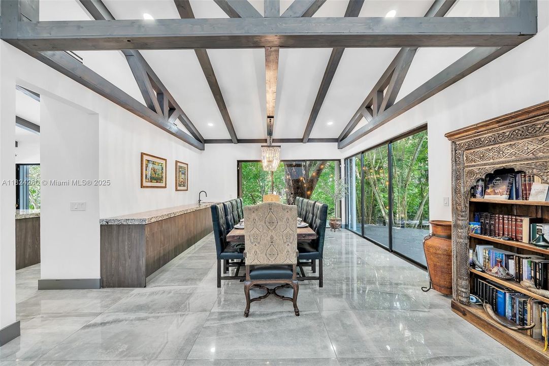 Vendido Recientemente: $3,600,000 (7 camas, 5 baños, 4755 Pies cuadrados)