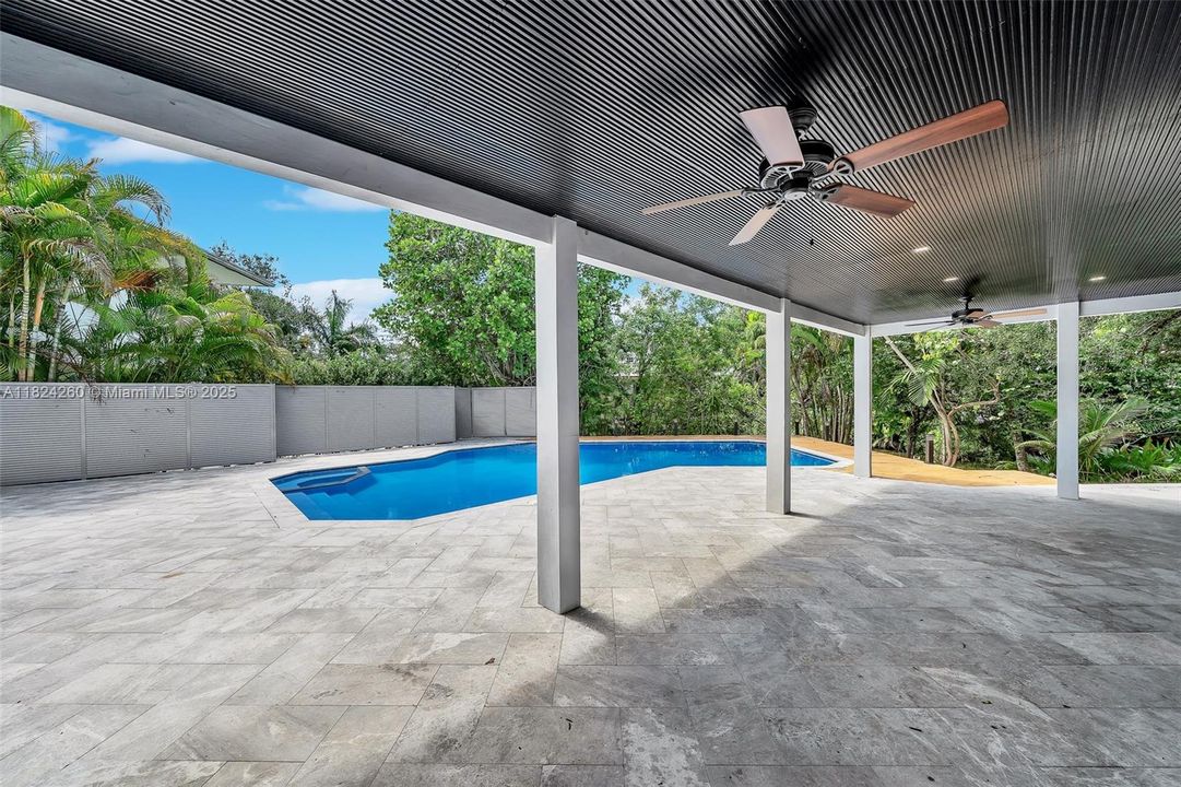 Vendido Recientemente: $3,600,000 (7 camas, 5 baños, 4755 Pies cuadrados)