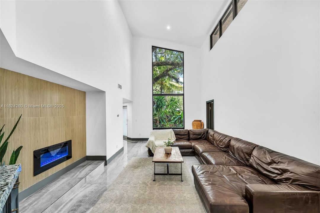 Vendido Recientemente: $3,600,000 (7 camas, 5 baños, 4755 Pies cuadrados)