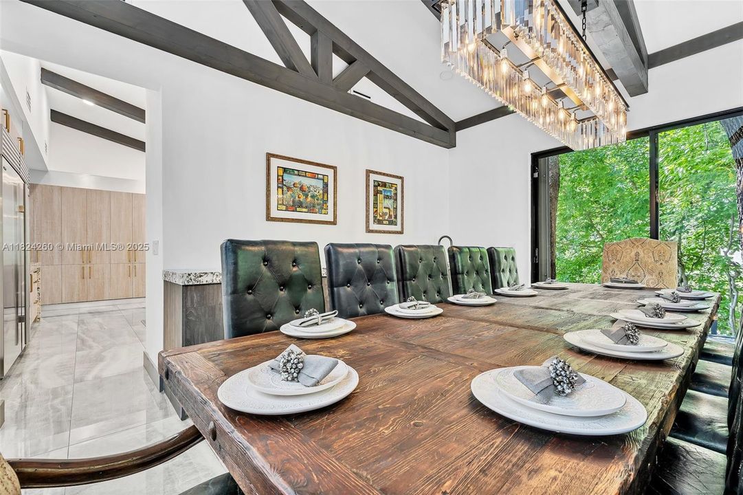 Vendido Recientemente: $3,600,000 (7 camas, 5 baños, 4755 Pies cuadrados)