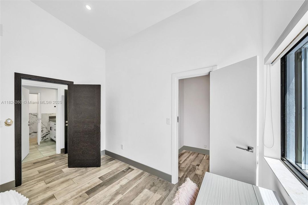 Vendido Recientemente: $3,600,000 (7 camas, 5 baños, 4755 Pies cuadrados)