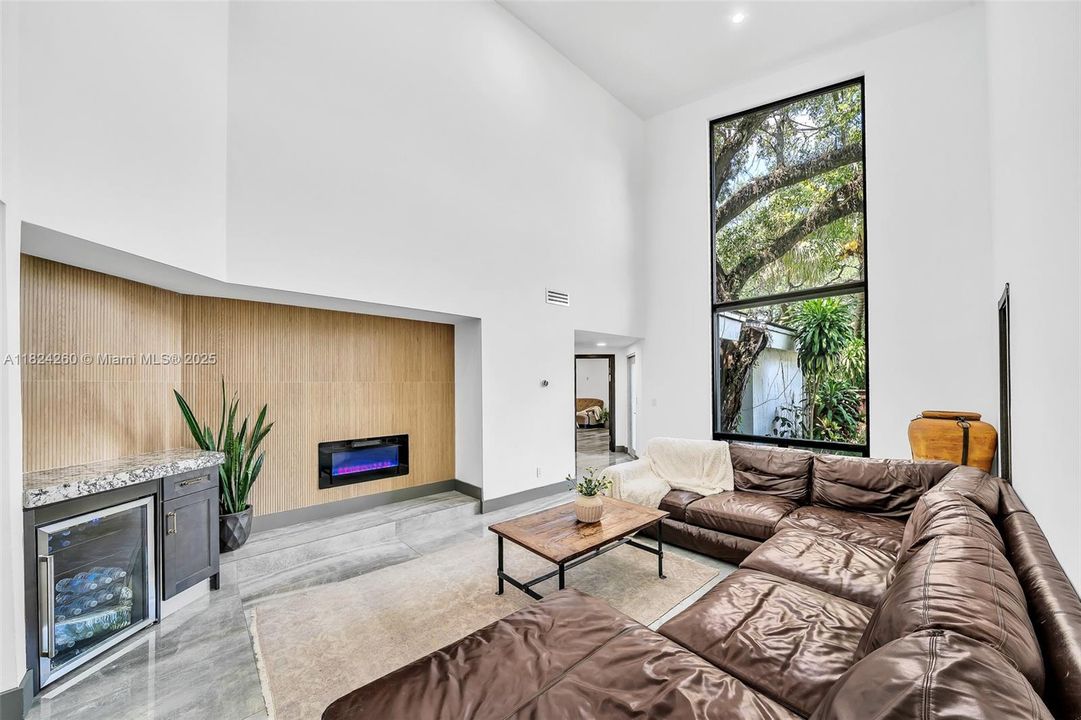 Vendido Recientemente: $3,600,000 (7 camas, 5 baños, 4755 Pies cuadrados)