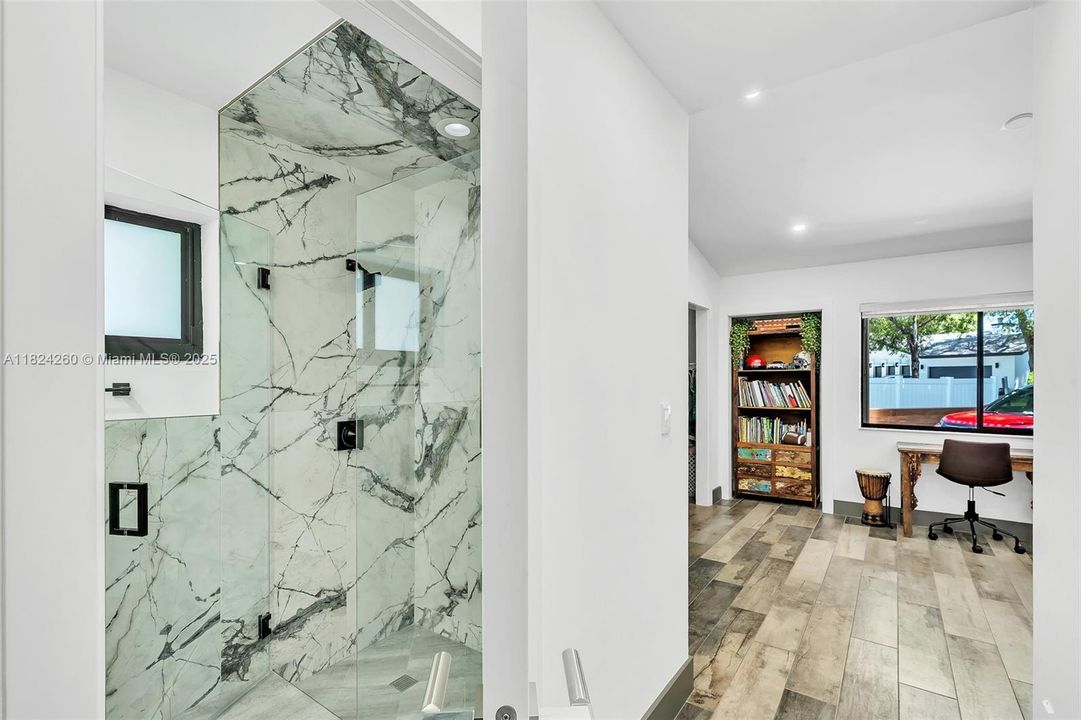 Vendido Recientemente: $3,600,000 (7 camas, 5 baños, 4755 Pies cuadrados)