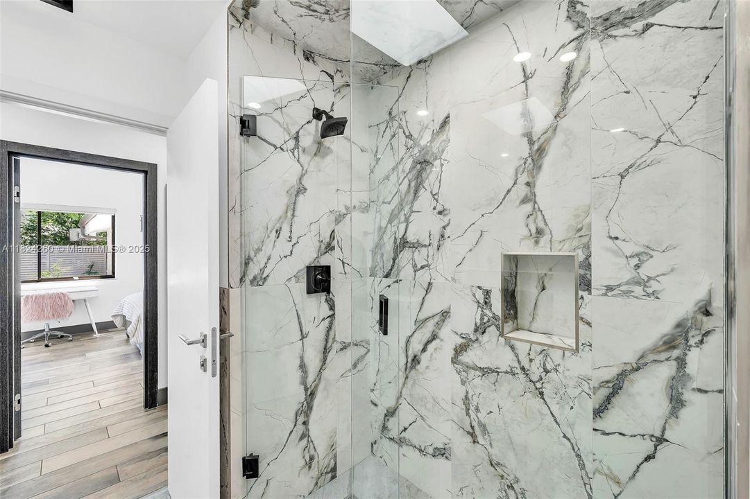 Vendido Recientemente: $3,600,000 (7 camas, 5 baños, 4755 Pies cuadrados)