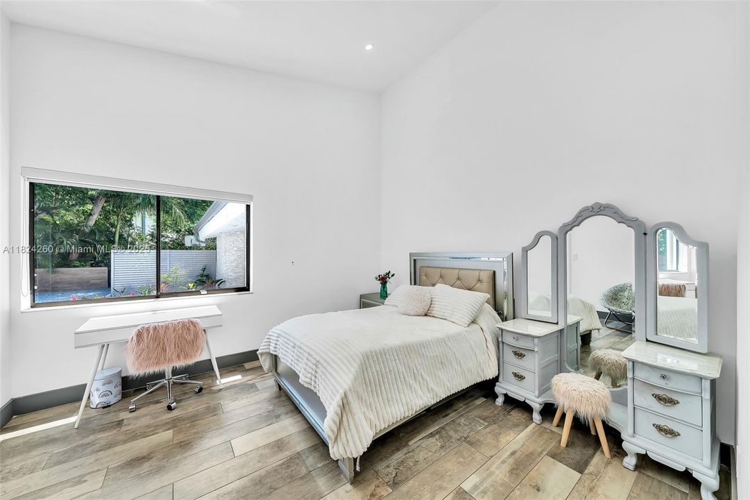 Vendido Recientemente: $3,600,000 (7 camas, 5 baños, 4755 Pies cuadrados)