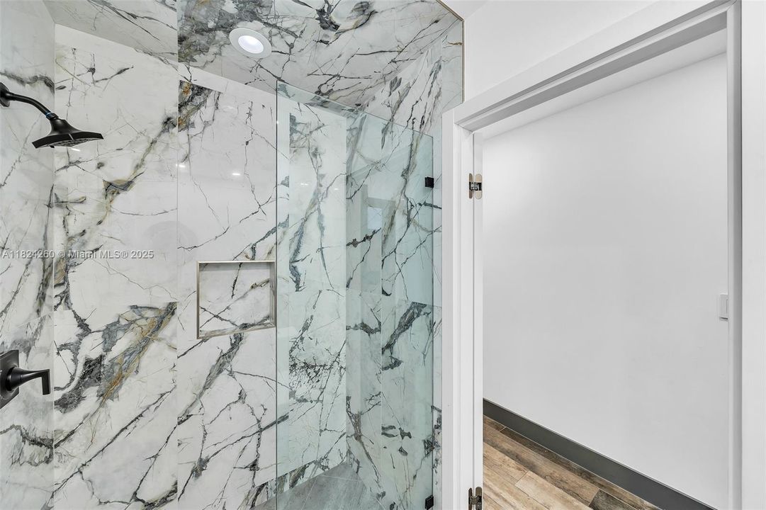 Vendido Recientemente: $3,600,000 (7 camas, 5 baños, 4755 Pies cuadrados)