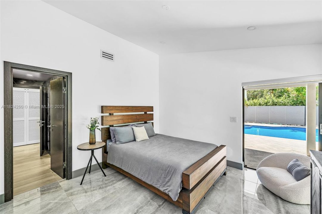 Vendido Recientemente: $3,600,000 (7 camas, 5 baños, 4755 Pies cuadrados)