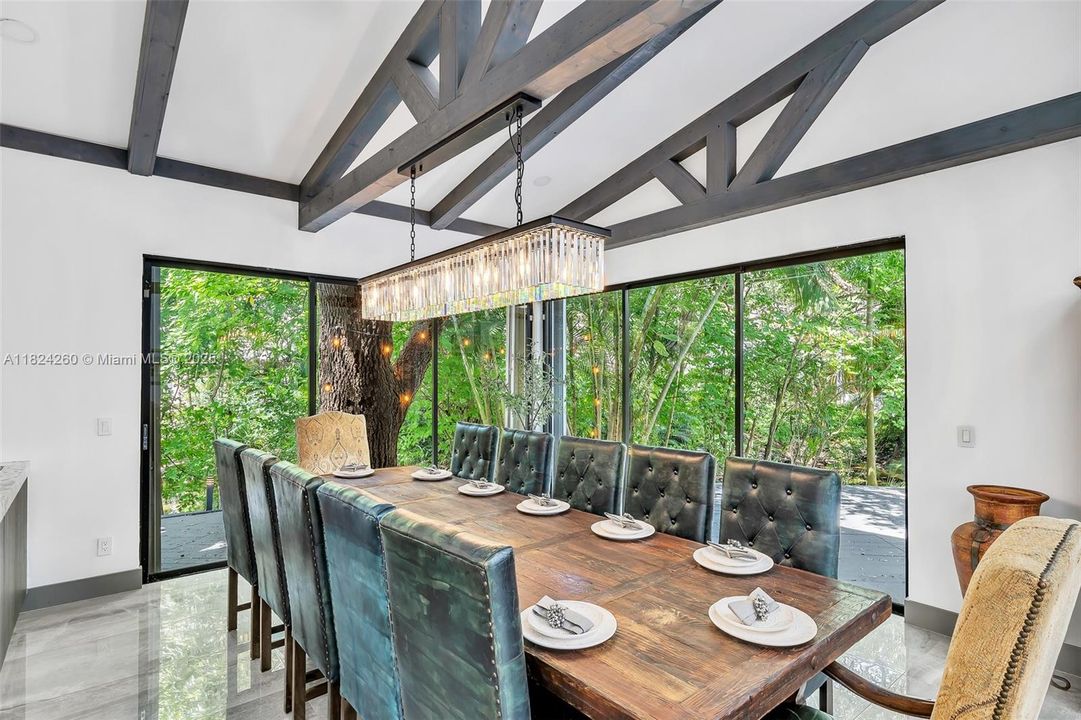 Vendido Recientemente: $3,600,000 (7 camas, 5 baños, 4755 Pies cuadrados)