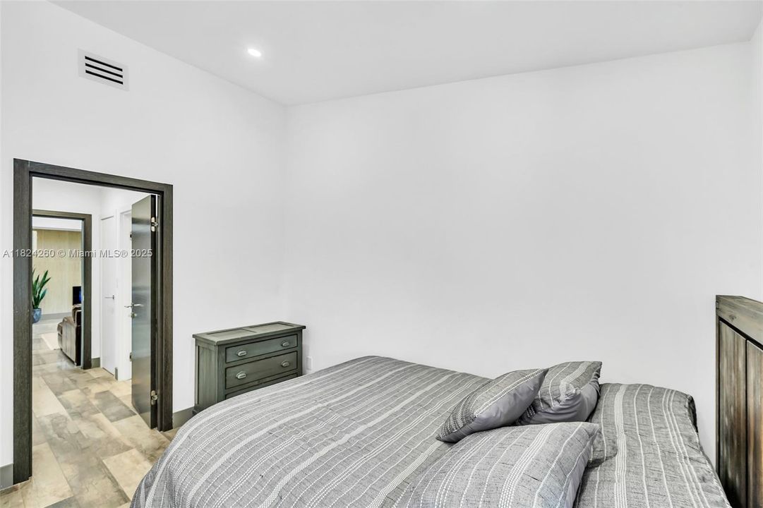 Vendido Recientemente: $3,600,000 (7 camas, 5 baños, 4755 Pies cuadrados)