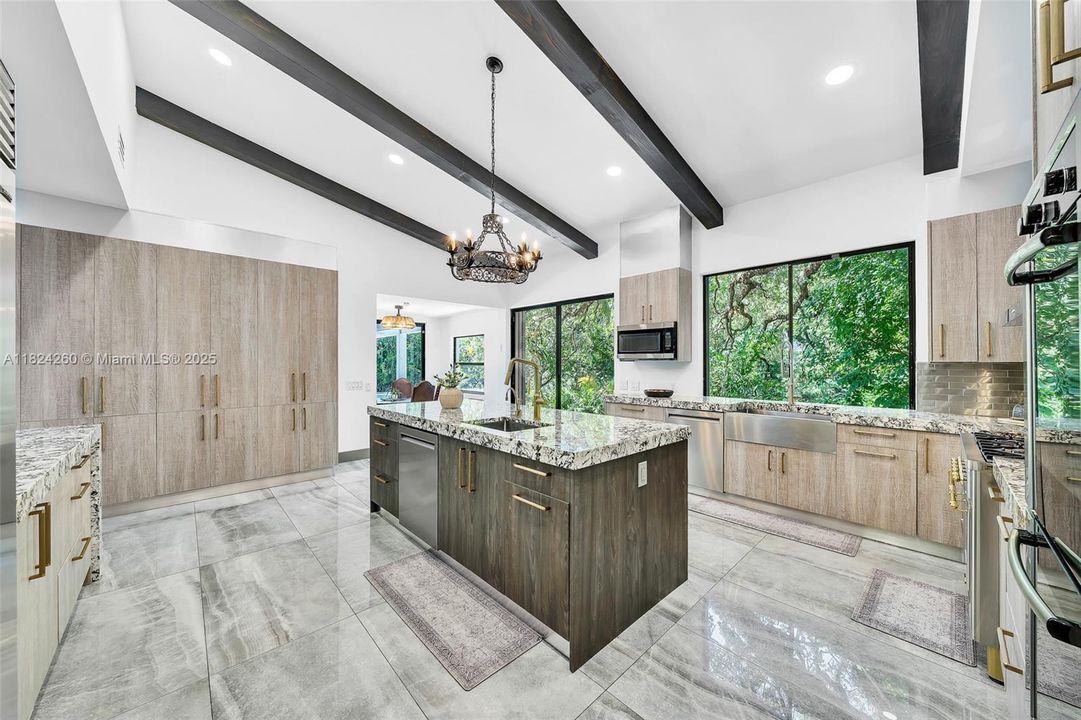 Vendido Recientemente: $3,600,000 (7 camas, 5 baños, 4755 Pies cuadrados)