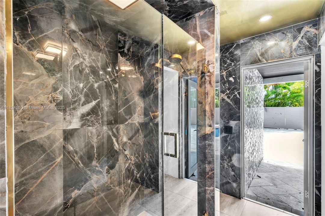 Vendido Recientemente: $3,600,000 (7 camas, 5 baños, 4755 Pies cuadrados)