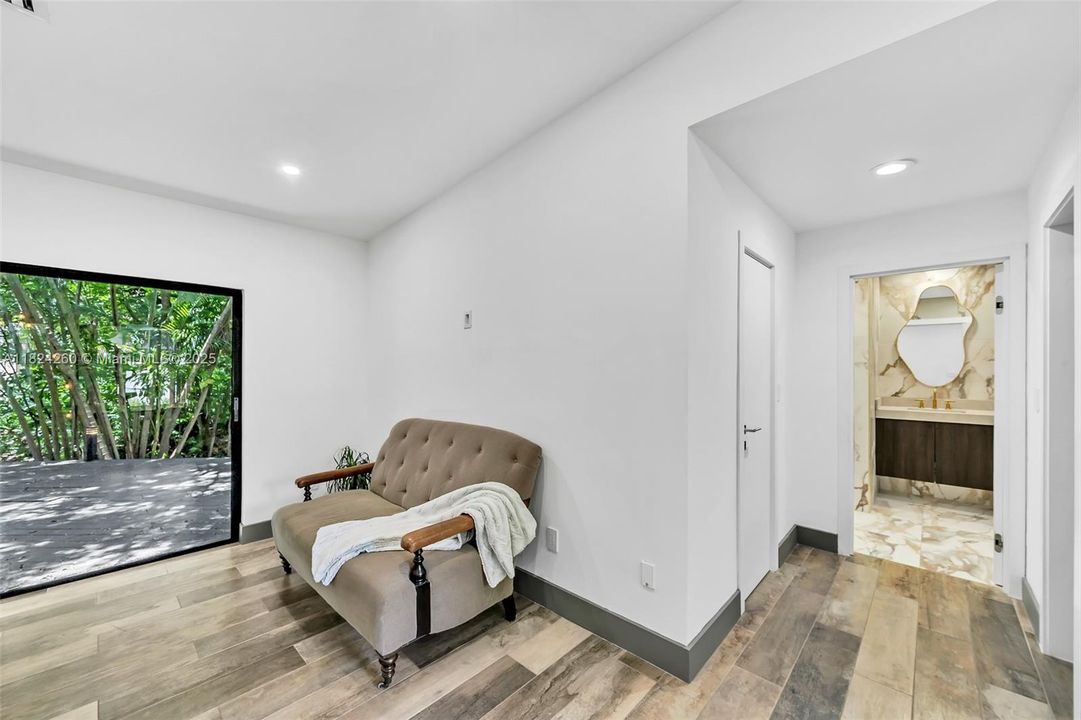 Vendido Recientemente: $3,600,000 (7 camas, 5 baños, 4755 Pies cuadrados)