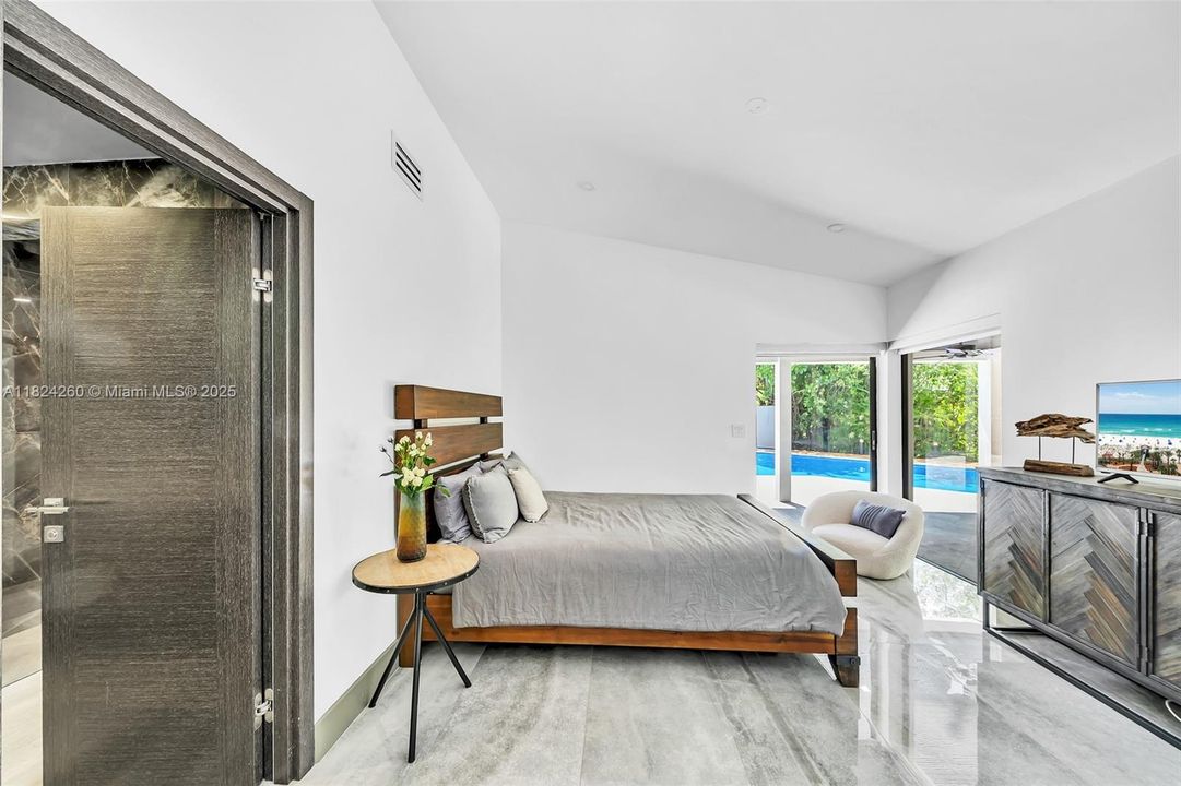 Vendido Recientemente: $3,600,000 (7 camas, 5 baños, 4755 Pies cuadrados)