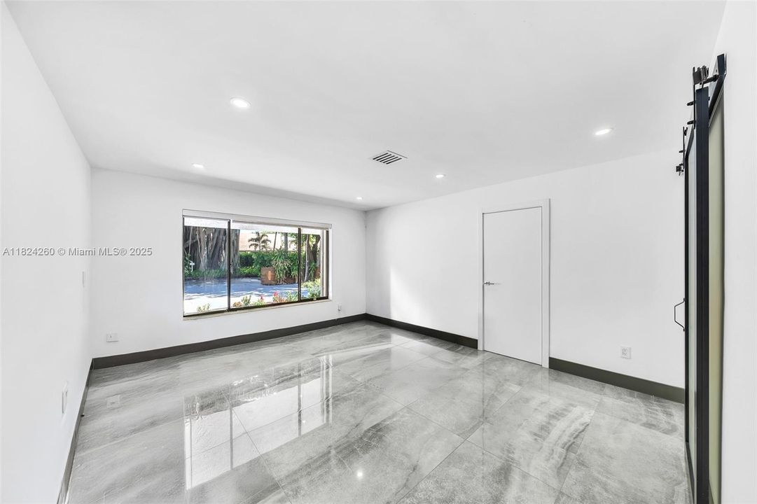 Vendido Recientemente: $3,600,000 (7 camas, 5 baños, 4755 Pies cuadrados)