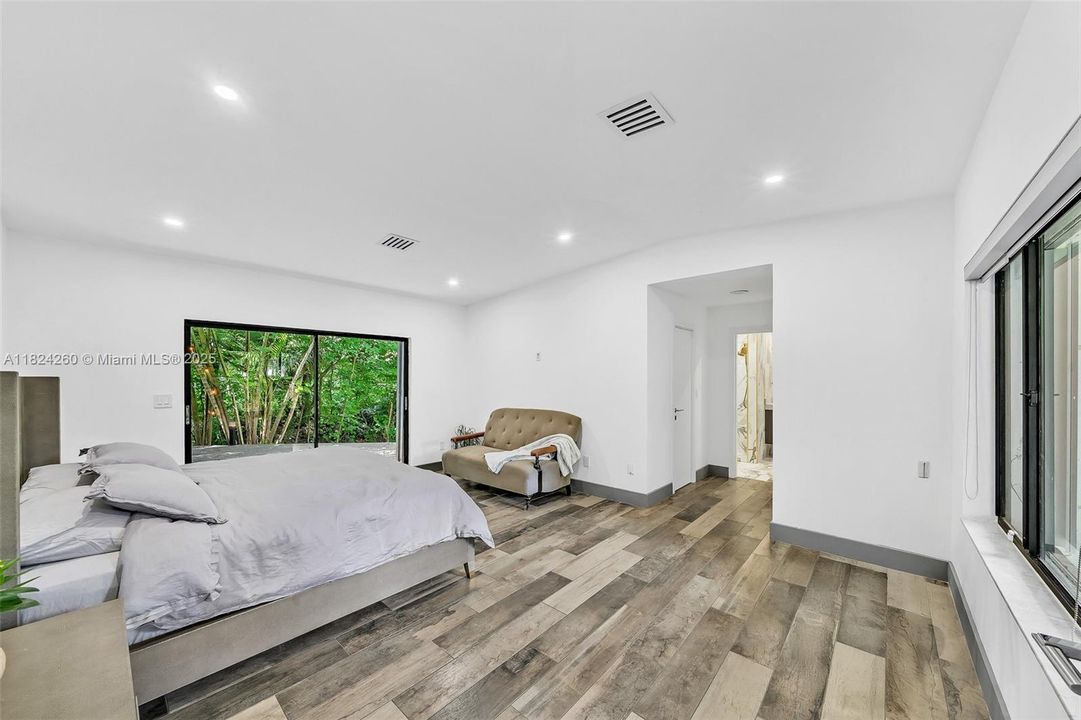 Vendido Recientemente: $3,600,000 (7 camas, 5 baños, 4755 Pies cuadrados)