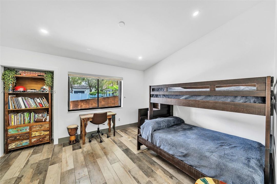 Vendido Recientemente: $3,600,000 (7 camas, 5 baños, 4755 Pies cuadrados)