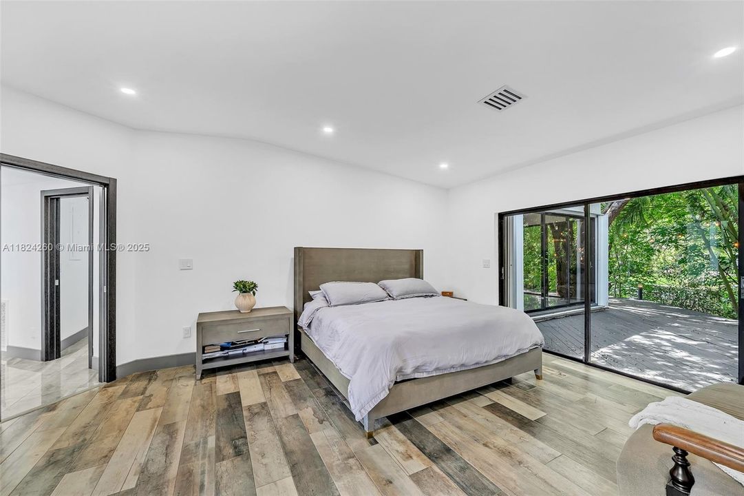 Vendido Recientemente: $3,600,000 (7 camas, 5 baños, 4755 Pies cuadrados)