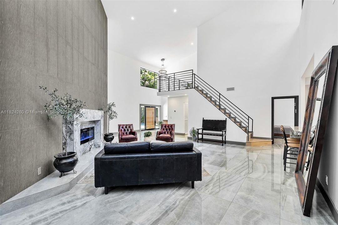 Vendido Recientemente: $3,600,000 (7 camas, 5 baños, 4755 Pies cuadrados)