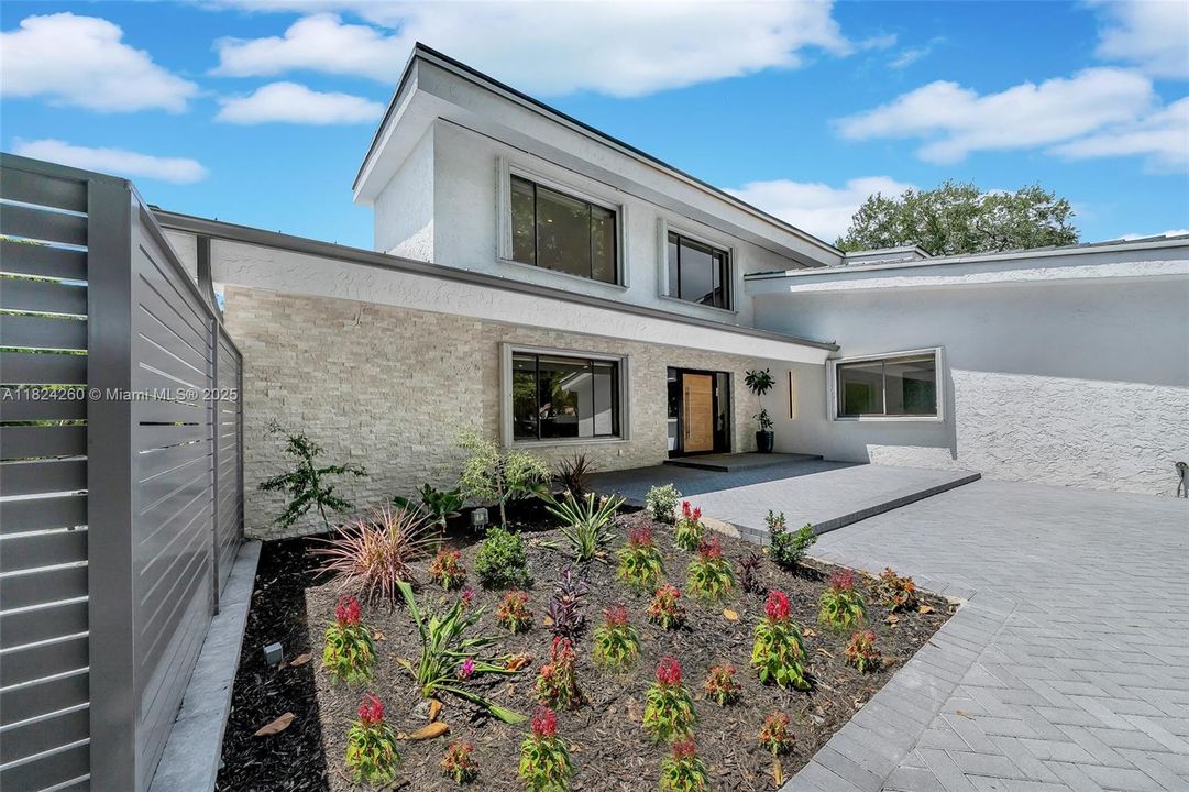 Vendido Recientemente: $3,600,000 (7 camas, 5 baños, 4755 Pies cuadrados)