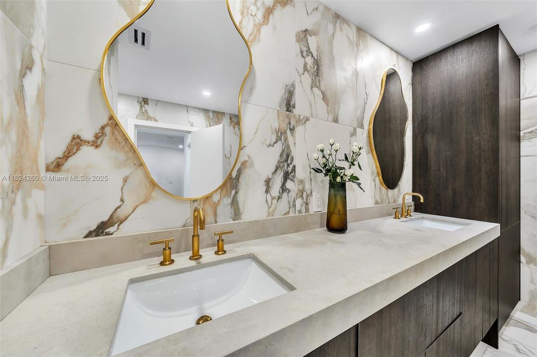 Vendido Recientemente: $3,600,000 (7 camas, 5 baños, 4755 Pies cuadrados)