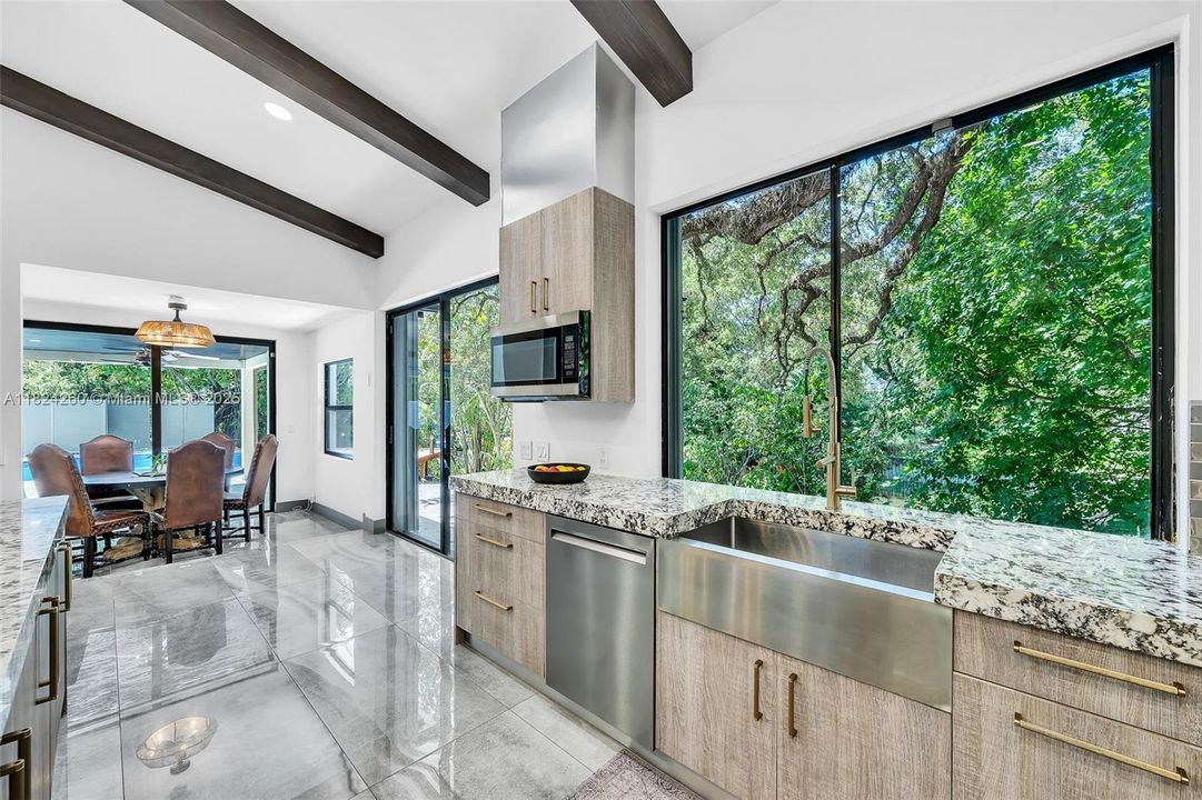 Vendido Recientemente: $3,600,000 (7 camas, 5 baños, 4755 Pies cuadrados)