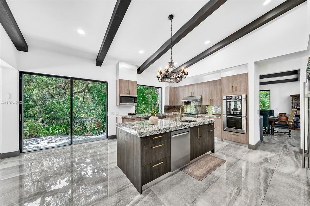 Vendido Recientemente: $3,600,000 (7 camas, 5 baños, 4755 Pies cuadrados)