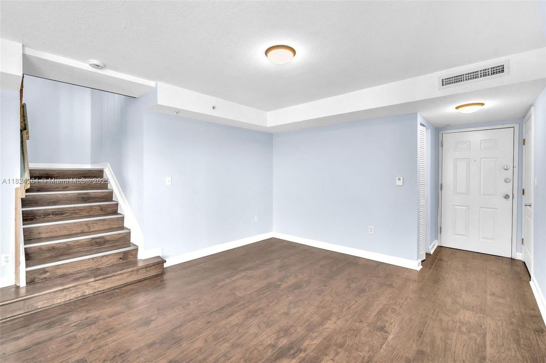 For Sale: $519,000 (1 beds, 1 baths, 1276 Square Feet)