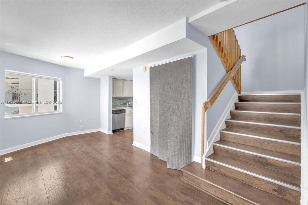 For Sale: $519,000 (1 beds, 1 baths, 1276 Square Feet)