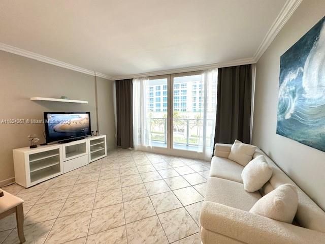 最近售出: $365,000 (1 贝兹, 1 浴室, 750 平方英尺)