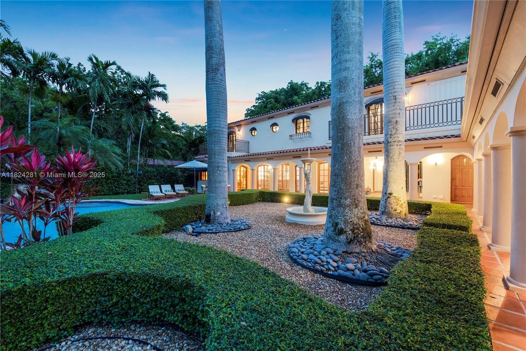 Recently Sold: $3,500,000 (5 beds, 3 baths, 2944 Square Feet)