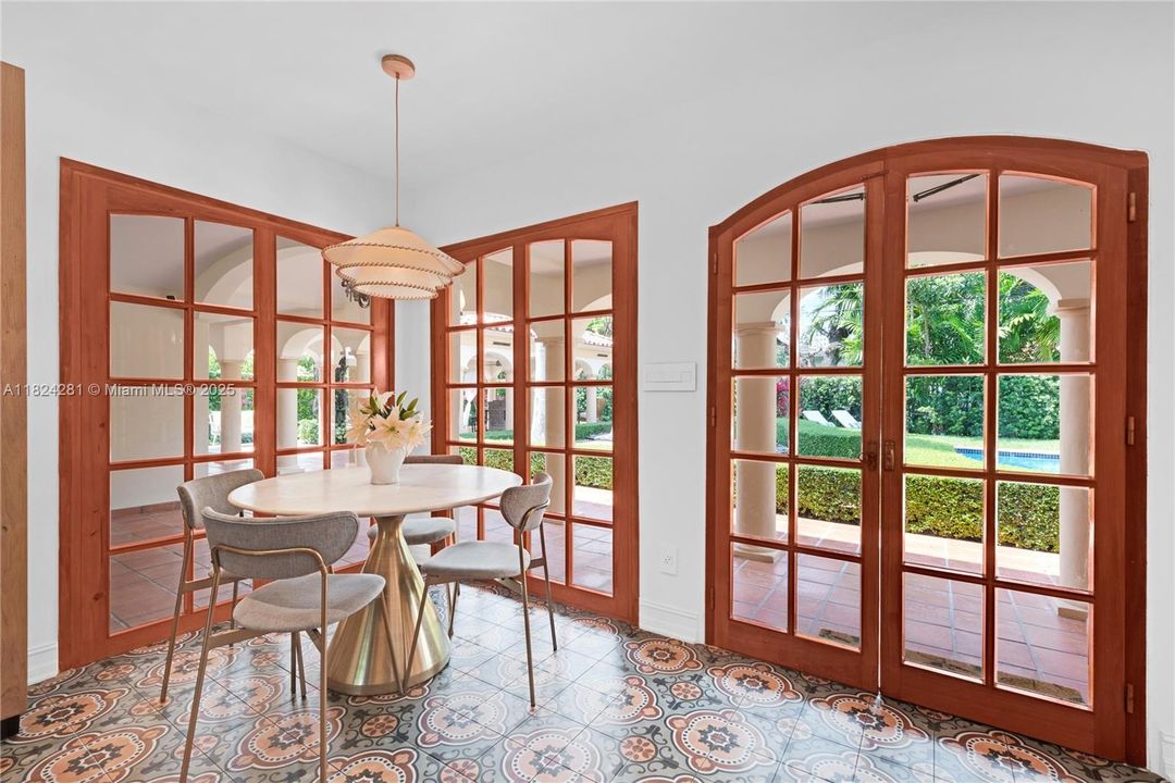 Recently Sold: $3,500,000 (5 beds, 3 baths, 2944 Square Feet)