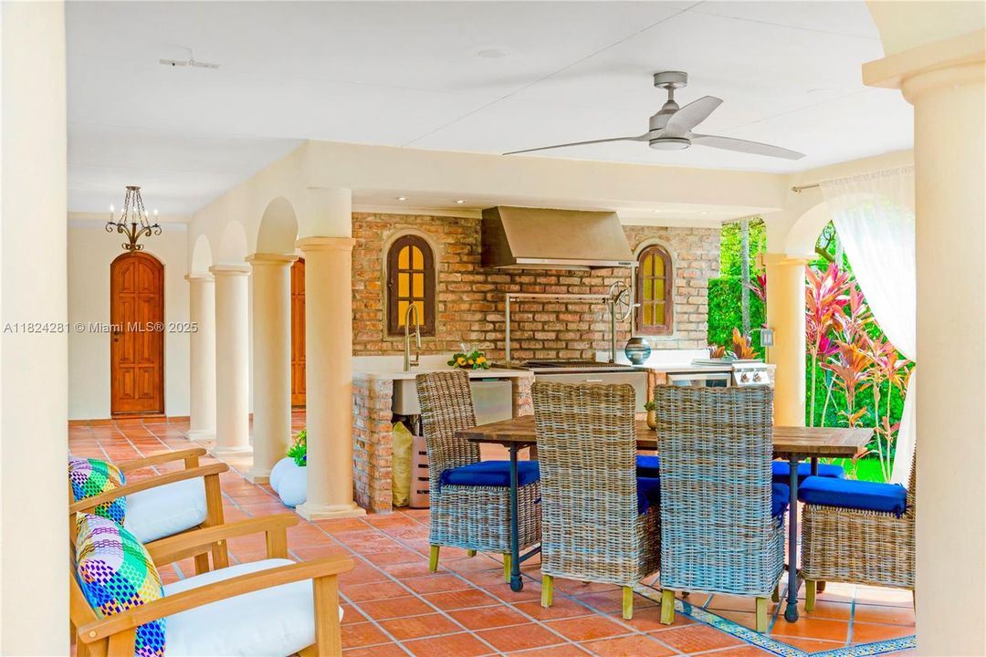 Recently Sold: $3,500,000 (5 beds, 3 baths, 2944 Square Feet)