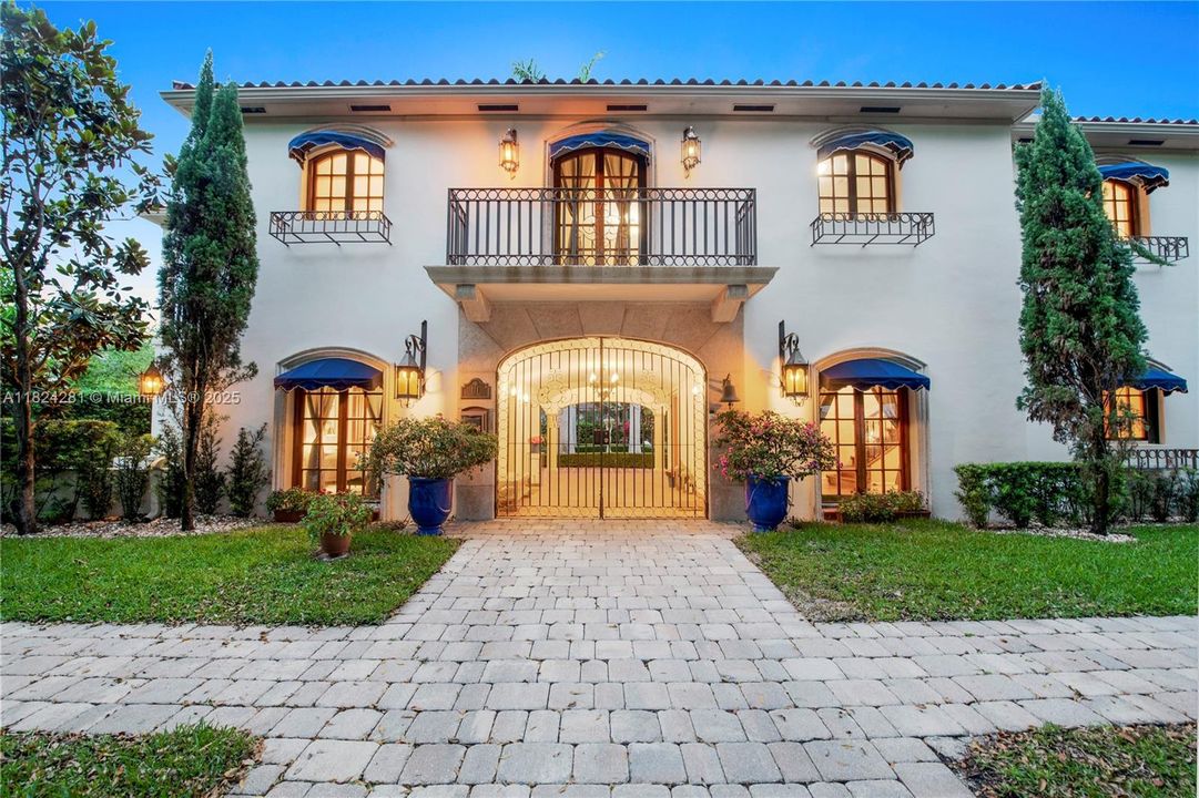 Recently Sold: $3,500,000 (5 beds, 3 baths, 2944 Square Feet)