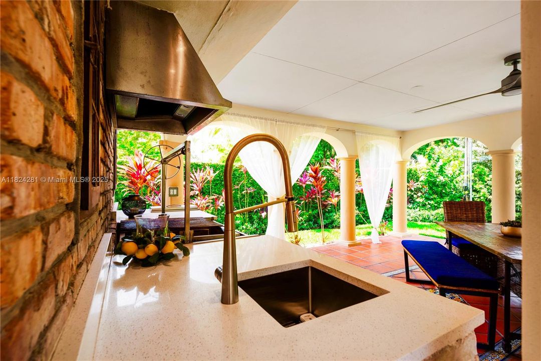 Recently Sold: $3,500,000 (5 beds, 3 baths, 2944 Square Feet)