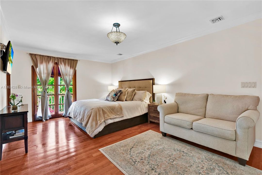 Recently Sold: $3,500,000 (5 beds, 3 baths, 2944 Square Feet)