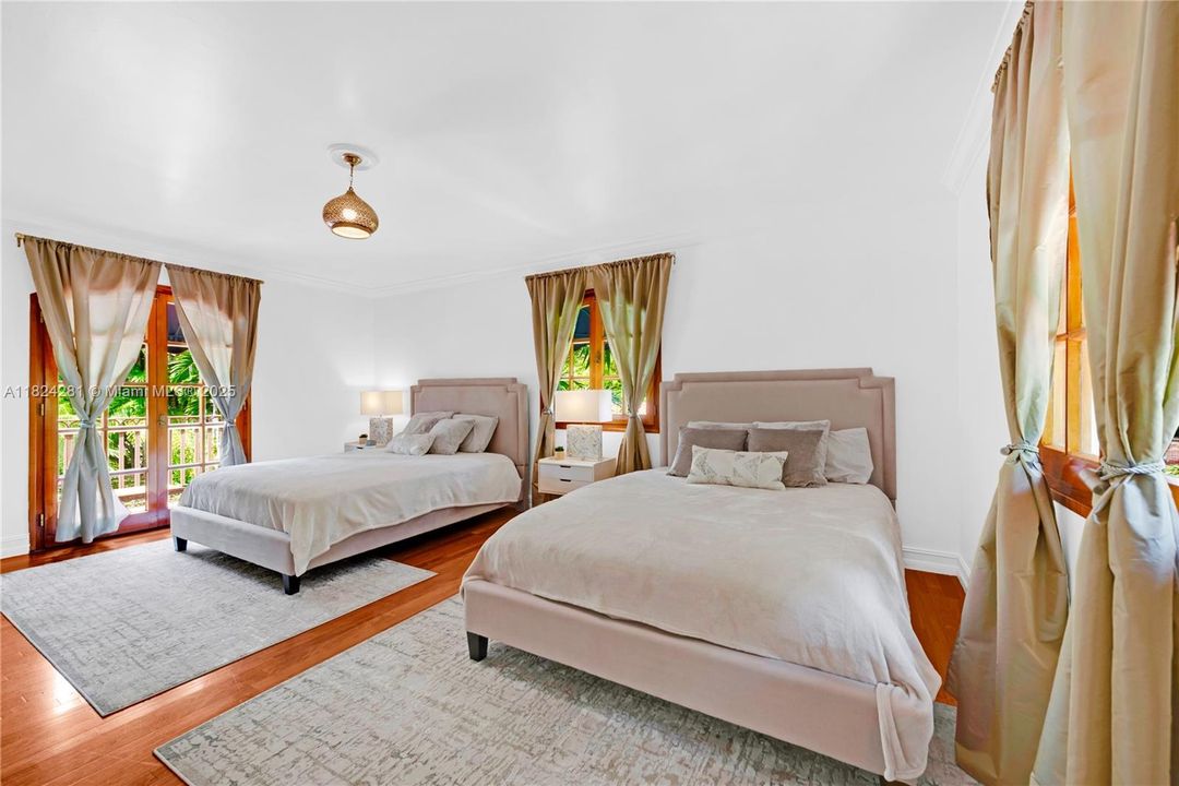 Recently Sold: $3,500,000 (5 beds, 3 baths, 2944 Square Feet)