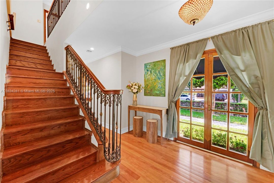 Recently Sold: $3,500,000 (5 beds, 3 baths, 2944 Square Feet)