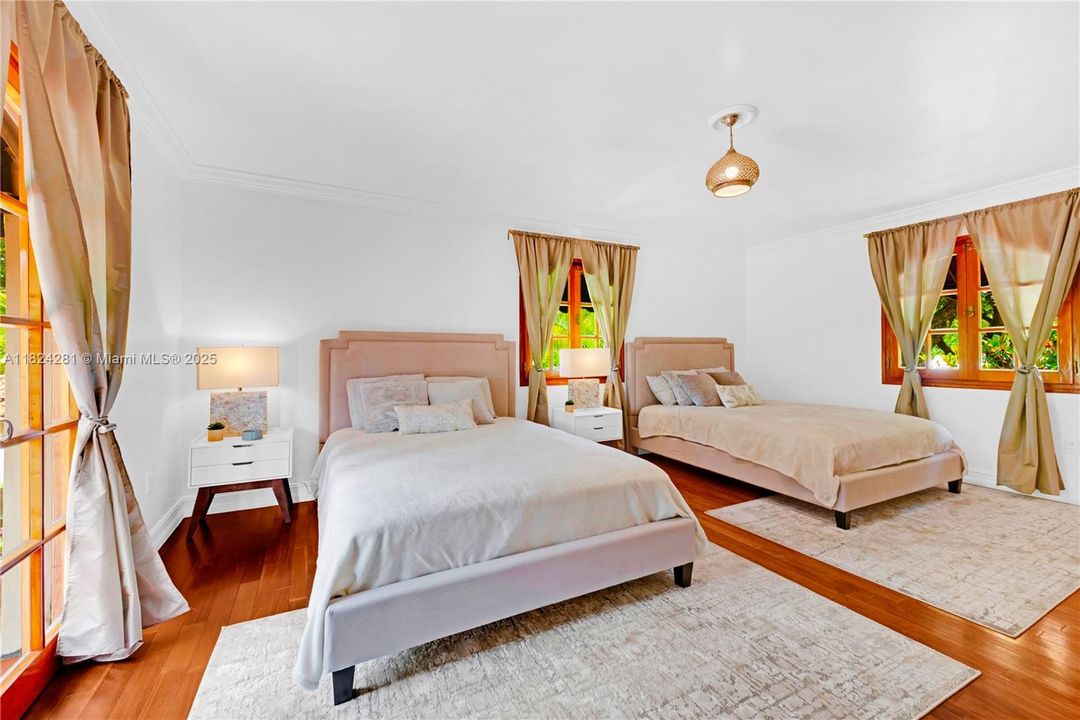 Recently Sold: $3,500,000 (5 beds, 3 baths, 2944 Square Feet)