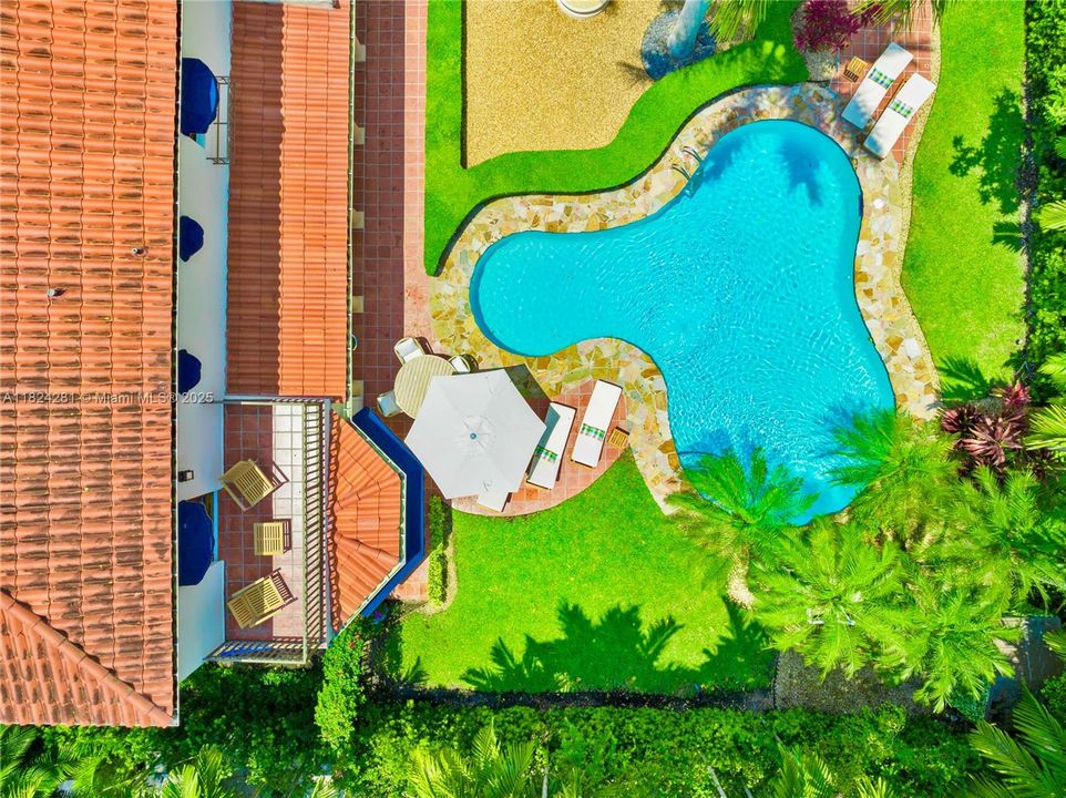 Recently Sold: $3,500,000 (5 beds, 3 baths, 2944 Square Feet)