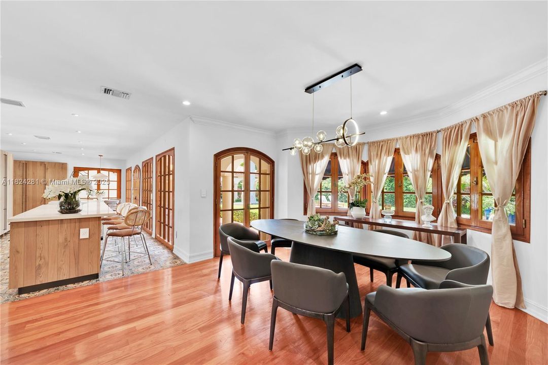 Recently Sold: $3,500,000 (5 beds, 3 baths, 2944 Square Feet)