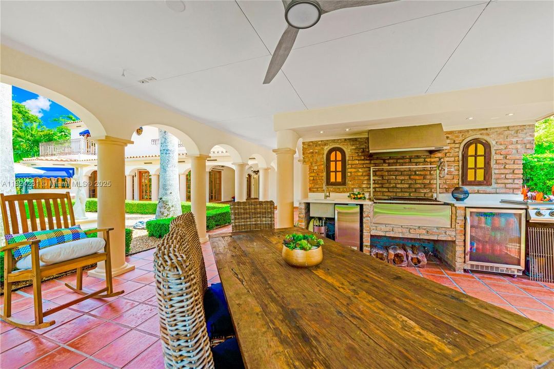 Recently Sold: $3,500,000 (5 beds, 3 baths, 2944 Square Feet)