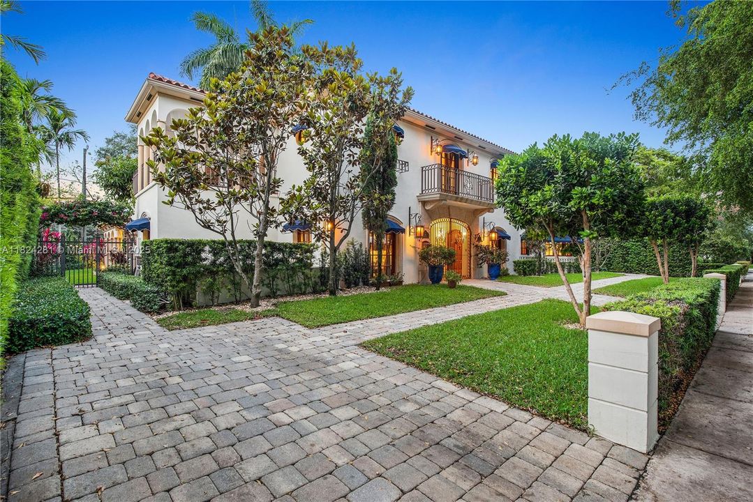 Recently Sold: $3,500,000 (5 beds, 3 baths, 2944 Square Feet)