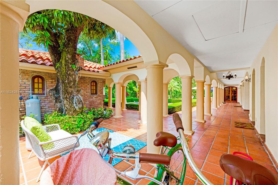 Recently Sold: $3,500,000 (5 beds, 3 baths, 2944 Square Feet)